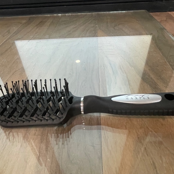 Excellent Condition 2-Piece Hair Brush Set - Picture 4 of 10